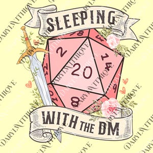 Op de afbeelding: Een roze twintigzijdige dobbelsteen met de tekst "SLEEPING" en "WITH THE DM" op banners. Een zwaard en bloemaccenten zijn ook in het ontwerp opgenomen. De afbeelding heeft een lichtgele achtergrond.