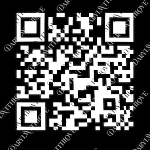 Op de afbeelding: Een zwart-witte QR-code, een tweedimensionale streepjescode, bestaande uit kleine vierkantjes in een rasterpatroon. De code wordt omgeven door een zwarte achtergrond met de tekst "DARYLYN WITH LOVE" in een herhalend patroon.