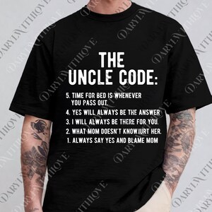 Op de afbeelding: Zwart T-shirt met de witte tekst "THE UNCLE CODE:" en een lijst met humoristische regels. De regels bevatten zinnen als "Zeg altijd ja en geef mama de schuld." Een leuk cadeau voor ooms.