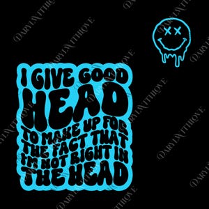 Puede incluir: Fondo negro con un diseño de texto azul claro. El texto dice: "I GIVE GOOD HEAD TO MAKE UP FOR THE FACT THAT I'M NOT RIGHT IN THE HEAD." Una carita sonriente azul claro con "X" en los ojos está en la esquina superior derecha.