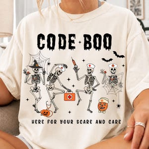 Código Boo Aquí para asustarte y cuidarte PNG, Enfermera Bruja de Halloween Descarga Digital, Gráfico Médico Espeluznante