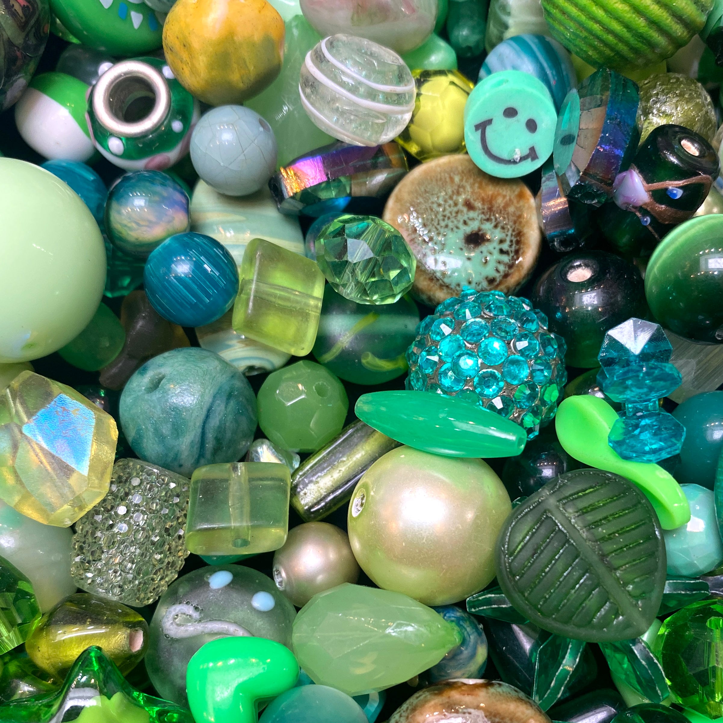 ビーズ グリーンガラスとプラスチックビーズミックス（40g）（B634） - Etsy 日本