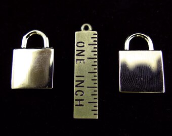 Goud Vergulde Faux Lock gravure charmeert (2 x) (K600-C)