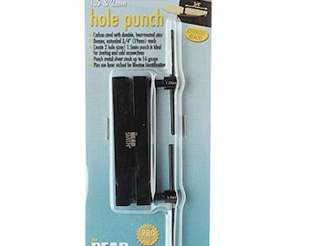 Puede incluir: Una herramienta de punzonado de metal negro con dos punzones intercambiables, uno de 1,5 mm y otro de 2 mm, para crear agujeros en chapa metálica de hasta 16 galgas. La herramienta tiene un alcance extendido de 19 mm (3/4 pulgada). El embalaje presenta el texto "The Bead Smith" y "Pro Quality".