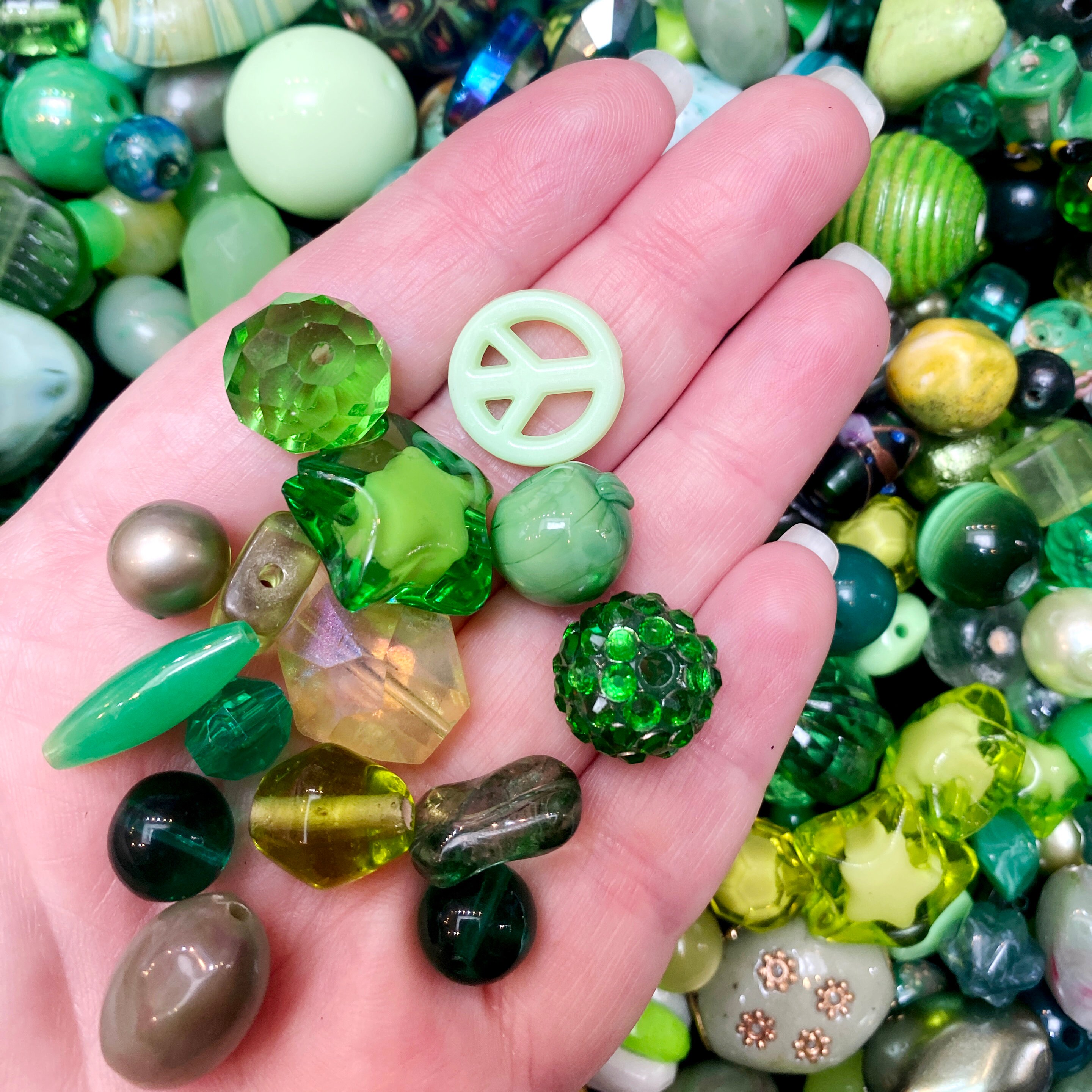 グリーンガラスとプラスチックビーズミックス（40g）（B634） - Etsy 日本