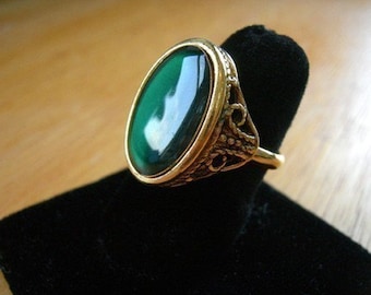 Vintage Gold Plated Green Emerald Resin Ring (J537) (1X)