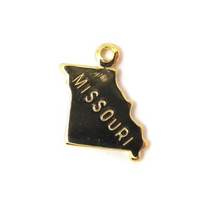 Könnte beinhalten: Goldfarbener Metallanhänger in Form des Bundesstaates Missouri mit der Aufschrift "MISSOURI".