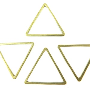 Puede incluir: Cinco formas triangulares de metal de color dorado. Los triángulos son todos del mismo tamaño y forma, y están dispuestos en un patrón.