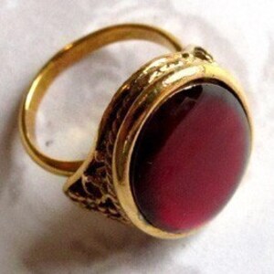 Vintage Gold Plated Ruby Red Resin Ring 1x J540 image 3