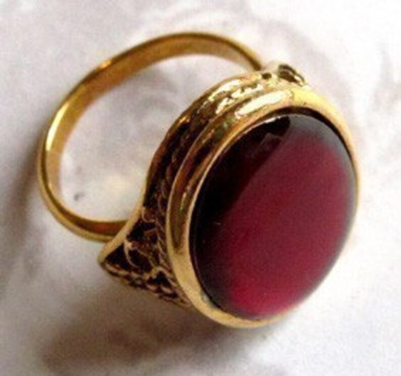 Vintage Gold Plated Ruby Red Resin Ring 1x J540 image 3