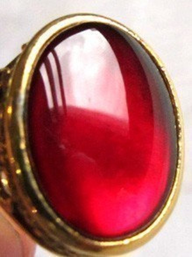 Vintage Gold Plated Ruby Red Resin Ring 1x J540 image 2