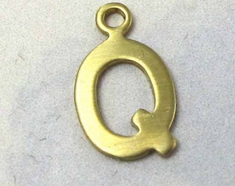 Raw Brass Letter Q Charms (10X) (A517)