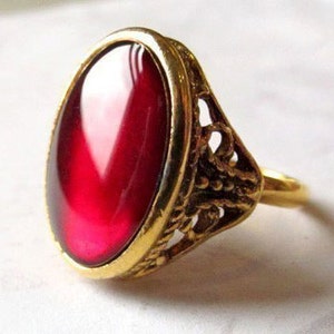 Vintage Gold Plated Ruby Red Resin Ring 1x J540 image 1