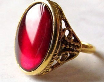 Vintage Gold Plated Ruby Red Resin Ring (1x) (J540)