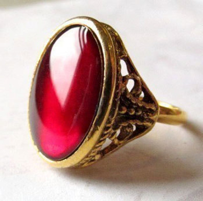 Vintage Gold Plated Ruby Red Resin Ring 1x J540 image 1