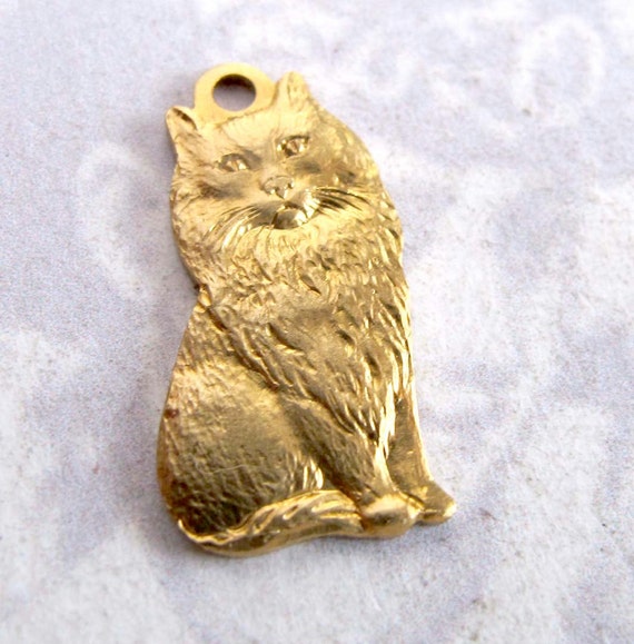 真鍮「ファンシーフィースト」猫チャーム（2個）（M606-A） - Etsy 日本