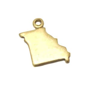 Könnte beinhalten: Goldfarbener Metallanhänger in Form des Bundesstaates Missouri. Der Anhänger hat eine Öse oben zum Anbringen an einer Halskette oder einem Armband.