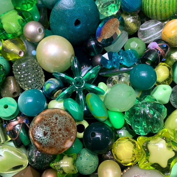 グリーンガラスとプラスチックビーズミックス（40g）（B634） - Etsy 日本