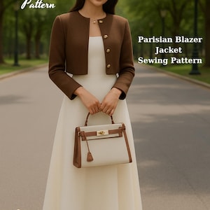 Puede incluir: Una mujer con una chaqueta bolero marrón con botones dorados sobre un vestido blanco, sosteniendo un bolso crema y marrón. El texto en la imagen dice "Fashion Wind Pattern" y "Parisian Blazer Jacket Sewing Pattern."