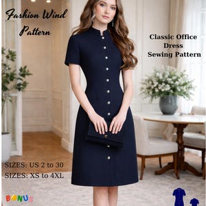 Puede incluir: Un vestido azul marino de manga corta con cuello mandarín y botones en la parte delantera. El vestido llega a la rodilla y se combina con un clutch negro. El texto en la imagen dice "Fashion Wind Pattern" y "Classic Office Dress Sewing Pattern". Tallas disponibles: US 2 a 30, XS a 4XL.