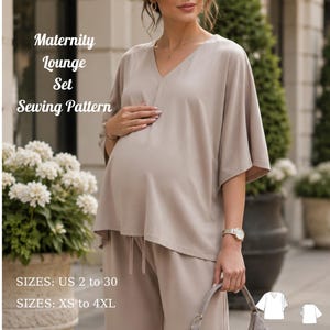 Puede incluir: Un conjunto de descanso de maternidad beige que consta de una parte superior con cuello en V y mangas anchas y pantalones a juego con cintura de cordón. La imagen incluye el texto Fashion Wind Pattern, Maternity Lounge Set, Sewing Pattern, SIZES: US 2 to 30, SIZES: XS to 4XL, BONUS Plus Suprice Gift y bocetos técnicos.