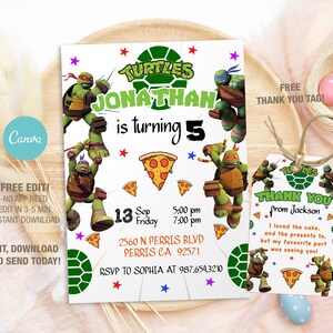 Può includere: Un invito a una festa di compleanno a tema Tartarughe Ninja con uno schema di colori verde, rosso e blu. L'invito presenta un'immagine di cartoni animati di quattro Tartarughe Ninja, fette di pizza e il testo "TURTLES JONATHAN compie 5 anni". L'invito include anche la data, l'ora e il luogo della festa. Un tag di ringraziamento con il testo "GRAZIE da Jackson Mi è piaciuto molto la torta, e anche i regali, ma la mia parte preferita è stata vederti!" è incluso.