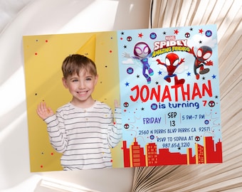 Può includere: Un invito di compleanno blu e rosso con un'immagine di Spider-Man e i suoi amici. L'invito dice "Jonathan compie 7 anni" e include la data, l'ora e il luogo della festa.