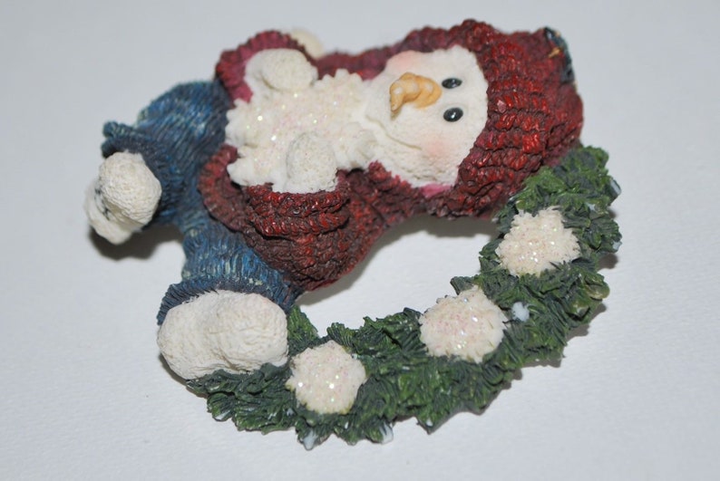 Vintage Boyd/'s Bears Brooch Snowman in Wreath Signed Discontinued Hallmark Store Collectible Pin White Green Holiday Accessory Christmas