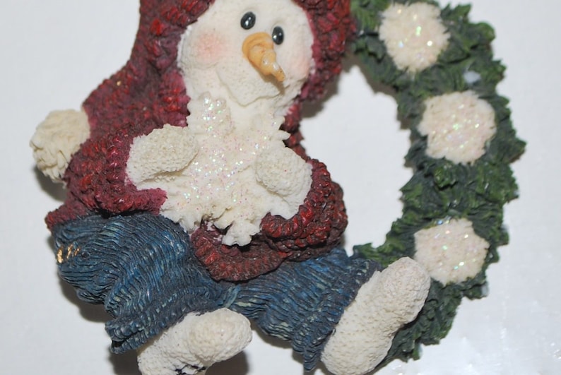 Vintage Boyd/'s Bears Brooch Snowman in Wreath Signed Discontinued Hallmark Store Collectible Pin White Green Holiday Accessory Christmas