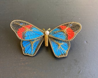 Vintage ambachtelijk gemaakte vlinder reversspeld/broche goudkleurige, draadgewikkeld. Levendige kleuren en mooie staat.