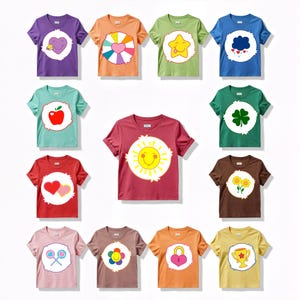 Könnte beinhalten: Eine Auswahl an bunten T-Shirts mit verschiedenen Cartoon-Designs. Jedes Shirt hat eine andere Grafik, darunter ein Herz, ein Stern, ein Apfel, ein Kleeblatt, eine Sonne und Blumen. Die Shirts sind in verschiedenen Farben erhältlich, wie z. B. Lila, Orange, Grün, Blau, Rot und Braun.