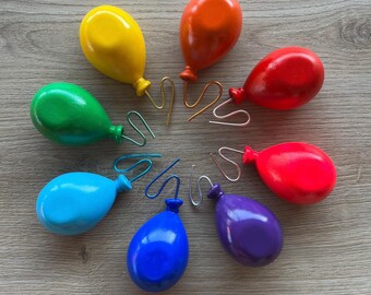 "Up" balloon-shaped magnet favor, customizable color and text (colored with acrylic paints)