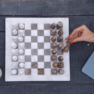 Juego de ajedrez de mármol / Tablero de ajedrez de lujo hecho a mano / Piezas de piedra únicas imagen 3