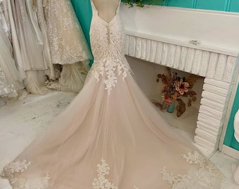 NOUVEAU Designer Robe de mariée Sirène romantique avec dentelle et tulle Low V-Back