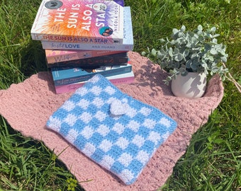 Crocheted checkered book sleeve