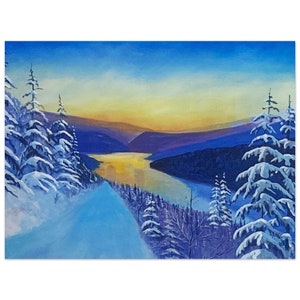 Könnte beinhalten: Ein Gemälde einer verschneiten Winterlandschaft mit einem Fluss, der sich durch ein Tal schlängelt. Der Himmel ist leuchtend blau mit einem goldenen Sonnenuntergang in der Ferne. Die Bäume sind mit Schnee bedeckt und der Fluss spiegelt das goldene Licht wider.