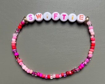 SWIFTIES AUFGEPASST! Taylor Swift Special Perlenarmband / Swiftie / Eras Tour / Armbänder / Fearless / It's me hi / pink rosa rot lila gold