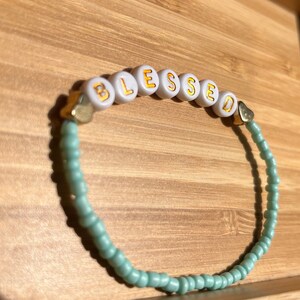 Perlenarmband / matte Perlen / pastell / personalisierbar / Freundschaftsarmband / Smiley / Schrift Bild 4