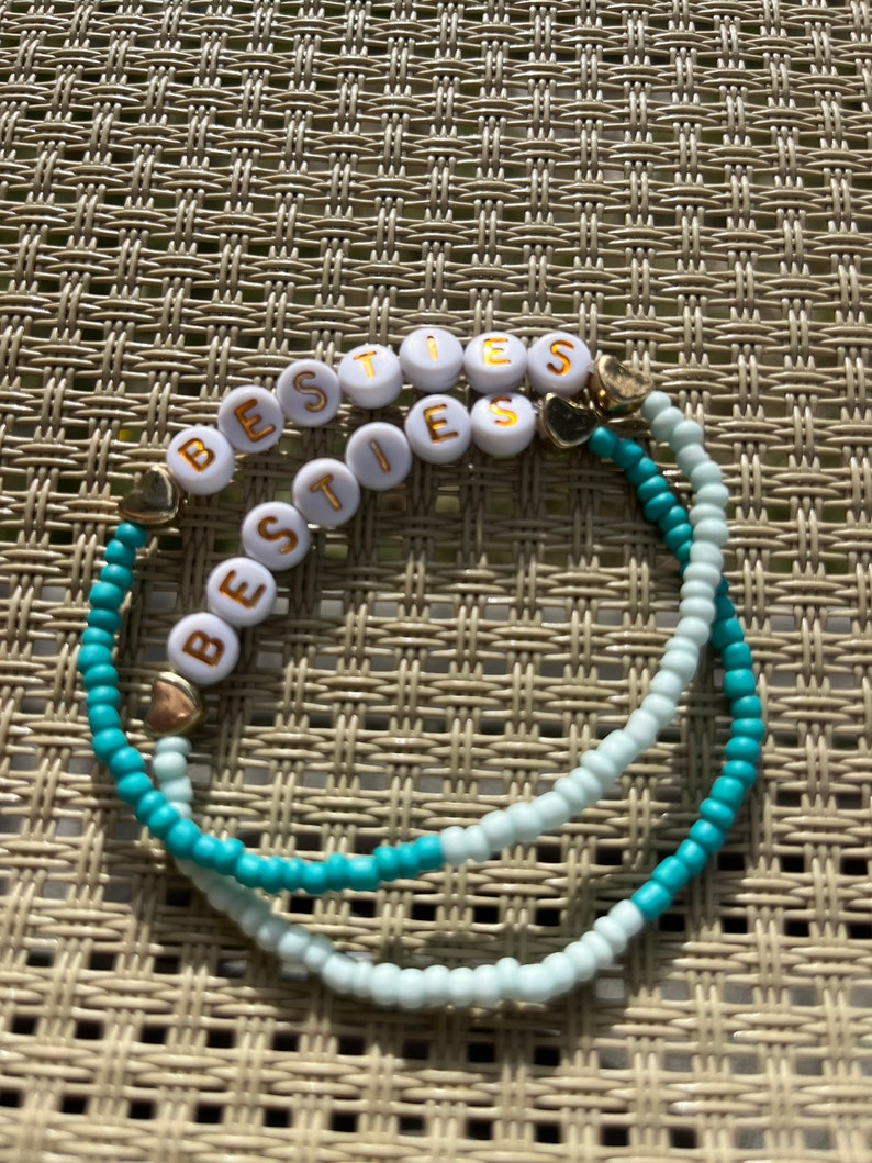 Perlenarmband / matte Perlen / pastell / personalisierbar / Freundschaftsarmband / Smiley / Schrift Bild 1