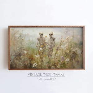 以下が含まれることがあります： 野花が咲く野原に立つ2体の骸骨を描いた額装された絵画。骸骨はシンプルな服装をし、手をつないでいる。背景は柔らかく霞んだ風景である。