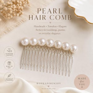 Könnte beinhalten: Ein silberfarbener Haarkamm mit einer Reihe aus sieben weißen, kugelförmigen Perlen. Der Text auf dem Bild lautet: PEARL HAIR COMB, Handmade, Timeless, Elegant, Perfect for weddings, parties or everyday elegance, HANDMADE WITH LOVE, READY TO GIFT, LIGHTWEIGHT & COMFORTABLE, HOPEANDENJOY, MADE for YOU.
