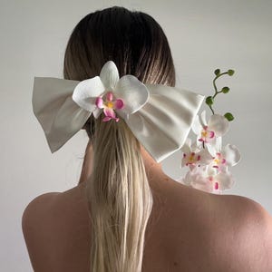 Lazo para el pelo de novia: pinza de satén hecha a mano y personalizada. Se envía envuelto para regalo en caja Kraft con tarjeta. Regalo para boda o despedida de soltera.