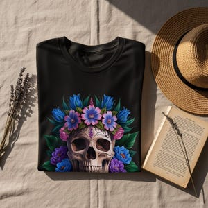 Blumenschädel-Hemd, Tag der Toten T-Shirt, Blumenkronen-Schädel, gotisches Blumen-T-Shirt, Schädel mit Blumen, buntes Schädel-Design-T-Stück