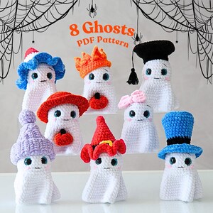 Op de afbeelding: Een verzameling van acht gehaakte spookfiguren, elk met unieke hoeden en accessoires. De spoken zijn wit met blauwe ogen en kleine glimlachjes. De hoeden zijn in verschillende kleuren, waaronder blauw, oranje, rood en paars. De tekst "8 Ghosts PDF Pattern" staat bovenaan.