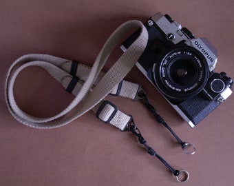 Brauner, verstellbarer Kameragurt mit Schnellverschluss