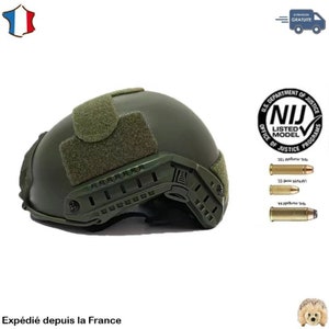 Peut inclure: Un casque tactique vert olive avec des patchs velcro et un système de rail avant. Le casque a un design incurvé et est accompagné d'un sceau "NIJ Listed Model" et d'images de munitions. Le texte "Expédié depuis la France" est également présent.