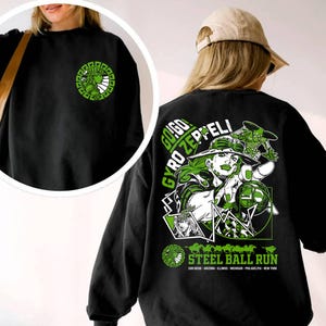 Op de afbeelding: Een zwart sweatshirt met ronde hals voorzien van een groen-witte afbeelding op de achterkant met de tekst GO! GO! GYRO ZEPPELI en STEEL BALL RUN, en een kleinere bijpassende ronde groen-witte afbeelding op de linkerborst.