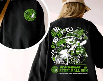 Puede incluir: Una sudadera negra de cuello redondo con un gráfico verde y blanco en la espalda con el texto GO! GO! GYRO ZEPPELI y STEEL BALL RUN, junto con un gráfico circular más pequeño a juego en verde y blanco en el pecho izquierdo.