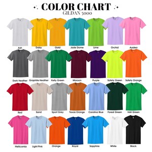 K&ouml;nnte beinhalten: Eine Farbkarte mit Gildan 5000 T-Shirts in verschiedenen Farben, darunter Ash, Daisy, Gold, Jade Dome, Lime, Orchid, Azalea, Dark Heather, Graphite Heather, Kelly Green, Maroon, Purple, Safety Green, Safety Orange, Red, Sand, Sport Grey, Texas Orange, Carolina Blue, Forest Green, Irish Green, Heliconia, Light Pink, Orange, Royal, Sapphire, White und Black.