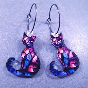 Boucles d'oreilles chat bleu violet, vitrail chats acryliques design, boucles d'oreilles créoles argent noir bronze à canon, livraison gratuite